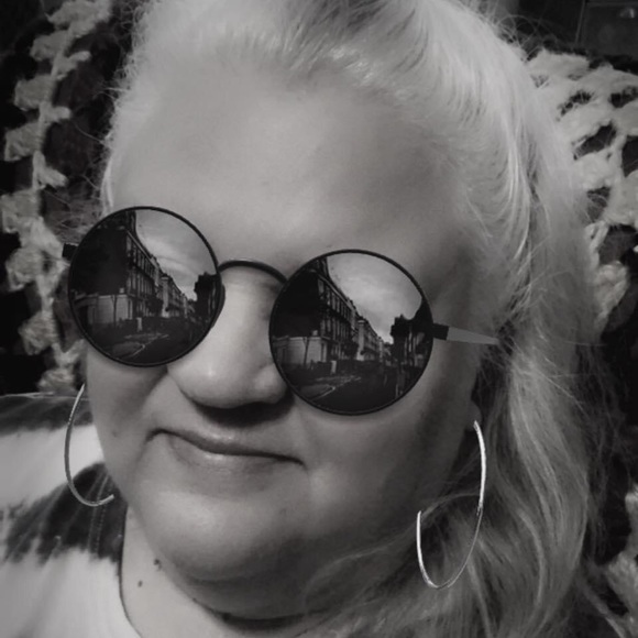 Meet your Posher, Karen - Picture 1 of 2